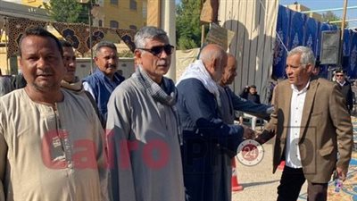 بتواضع العلماء.. نجل شيخ الأزهر يتقدم الحضور لإنهاء خصومة ثأرية بـ «ساحة الطيب»