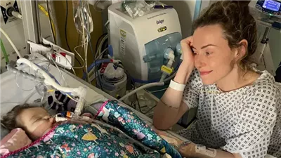 أم تنقذ حياة ابنتها ذات العامين بالتبرع بجزء من كبدها