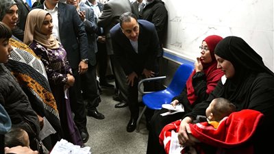 رئيس الوزراء يجري حوارا مع مواطنين بمركز طب الأسرة بقرية الصف في الجيزة 