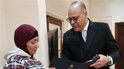 وزير العمل يسلم إعانة مالية وفرصة عمل لصاحبة فيديو التخلي عن صغارها