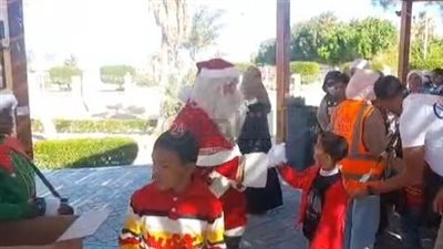 من بلجيكا للغردقة للمرة الـ 13.. بابا نويل يوزع هداياه على صغار الجمعيات الخيرية| صور