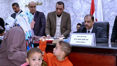 محافظ سوهاج يعقد اللقاء الجماهيري الأسبوعي للاستماع إلى شكاوى وطلبات المواطنين