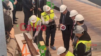 بحضور وزير السياحة.. البدء في إعادة تركيب ألواح مركب خوفو أمام الجمهور بالمتحف المصري الكبير | صور 