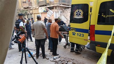 ملفوفة ببطانية.. استخراج مسنة على كرسي متحرك من أسفل أنقاض عقار إمبابة المنهار