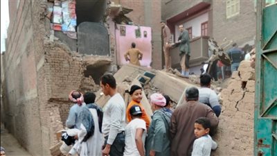 إنقاذ 4 أشخاص والبحث عن الخامس.. انهيار منزلين بقرية أولاد إلياس بأسيوط |أسماء 