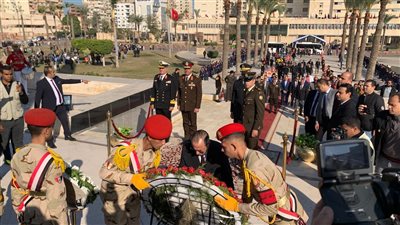 بمناسبة ذكرى الانتصار على العدوان الثلاثي.. محافظ بورسعيد يضع إكليل الزهور على النصب التذكاري للشهداء