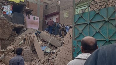اختناق وكدمات وجرح بالرأس.. ننشر الحالة الصحية لمصابي انهيار منزلين في أسيوط