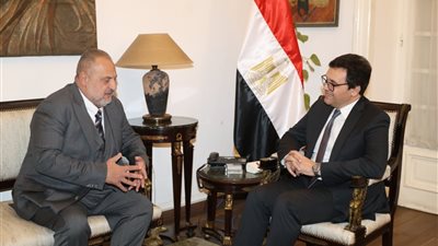 وزير الثقافة يلتقي الفنان خالد الصاوي لبحث إنشاء المركز الدولي للتدريب على فنون المسرح