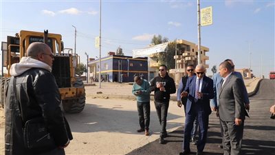 محافظ شمال سيناء يتفقد أعمال رصف المحور الرابط بوسط مدينة بئر العبد