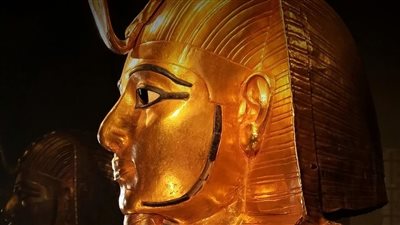 قناع ذهبي تحدى الزمن.. وجه الملك بسوسنس الأول يُضيء المتحف المصري بالتحرير