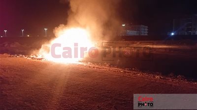 اشتعال النيران في مواسير مياه الشرب والصرف الصحي الملقاة في الشارع بمطروح