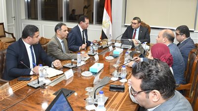 وزير الإسكان يتابع مع الشركة الوطنية للطرق ملفات العمل المشترك وأوجه التعاون