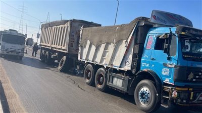 تعطل سيارة نقل محملة بالأسمنت أعلى كوبري الجامعة بالدقهلية وتكثيف مروري لتسيير الحركة