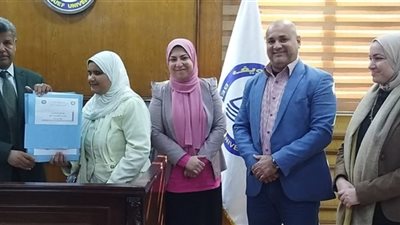 بطريقة برايل.. تسليم مقررات دراسية لطالبة بإعلام بني سويف من ذوي الإعاقة البصرية 