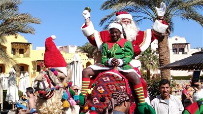 للمرة الـ13.. بابا نويل يوزع الهدايا على السائحين بفنادق الغردقة | صور