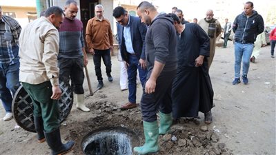 رئيس شركة مياه القليوبية يتفقد قرية الشموت لمتابعة مشكلات الصرف الصحي