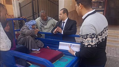 القوى العاملة بالأقصر تسلم عقد عمل لشباب من ذوي الهمم