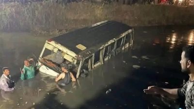 إصابة 3 أشخاص بينهم رضيع إثر انقلاب ميني باص بالمنزلة في الدقهلية