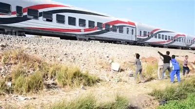 تهديد لأرواح الركاب وسائقي القطارات.. النقل تناشد المواطنين بالمشاركة في التوعية بمخاطر رشق القطارات بالحجارة