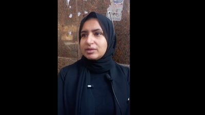 حاملة صورة ابنها.. وصول والدة السباح الراحل يوسف إلى محكمة جنح مدينة نصر