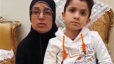 الصغير أحمد هاني ووالدته     