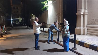 رفع الاستعدادات وتقليم الأشجار أمام الكنائس استعدادًا لأعياد الميلاد في الإسكندرية