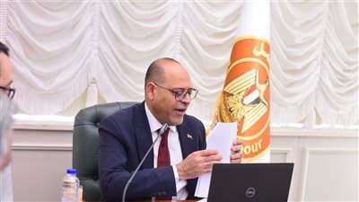 بحد أقصى 12 ساعة في اليوم.. وزير العمل يصدر قرارًا بتنظيم ساعات العمل بالأعمال ذات الطبيعة المتقطعة