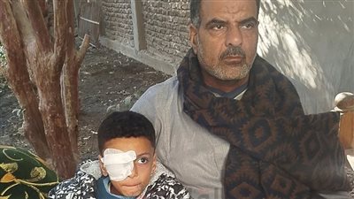 أصيب في عينيه على يد معلمة بقنا.. أول تعليق من والد الصغير عمر بعد استجابة ساويرس لحالة نجله 