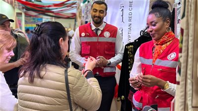 خيامية وحُلي ومشغولات سيناوية.. حرف يدوية مميزة تُزين جناح الهلال الأحمر المصري بمعرض ديارنا بالجونة