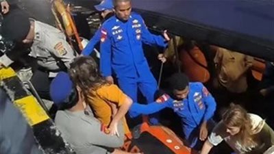 غرق قارب سياحي قبالة سواحل إندونيسيا.. وفقدان أسرة إسبانية من 4 أفراد