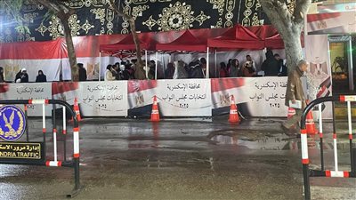 رغم سقوط الأمطار.. استمرار توافد الناخبين على لجان انتخابات النواب بالدائرة الثانية في الإسكندرية