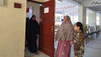 توافد كثيف للناخبين على لجنة كفور النيل بالفيوم مع انطلاق اليوم الأخير لجولة الإعادة