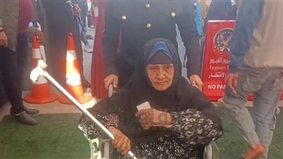لفتة إنسانية.. أمن الفيوم يساعد مسنة للإدلاء بصوتها في الانتخابات