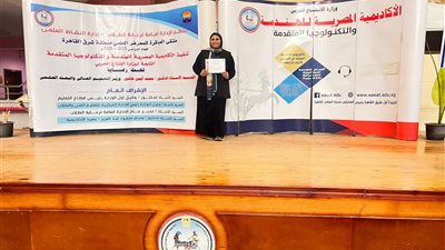 بجميع عملات الدول.. طالبة بجامعة القاهرة التكنولوجية تبتكر نظارة لعد النقود للمكفوفين 