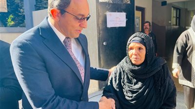 كراسي متحركة ومداخل لذوي الهمم.. محافظ قنا: انتخابات الإعادة تسير في أجواء من الانضباط والشفافية