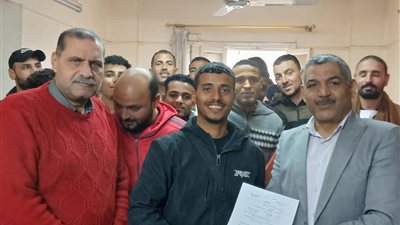 للعمل بالأردن.. تسليم عقود لعدد 30 من شباب وأبناء بني سويف 