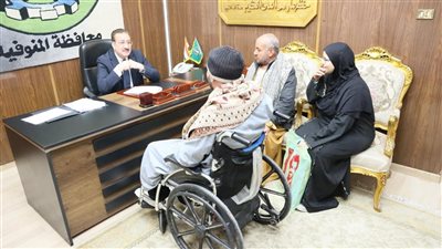 خلال لقائه بالمواطنين.. محافظ المنوفية يوجه بصرف مساعدات مالية وعينية لعدد من الحالات الإنسانية