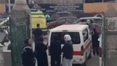 وصول جثمان المخرج عمرو بيومي إلى مسجد النور بالعباسية استعدادًا لصلاة الجنازة