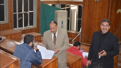 نائب رئيس جامعة الأزهر يتابع امتحانات الفصل الدراسي الأول بكليتي الصيدلة بنين وبنات بأسيوط