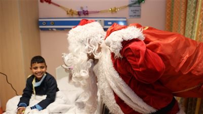 بابا نويل يفاجئ أطفال شفاء الأورمان بالأقصر.. هدايا ودعم نفسي احتفالًا بالكريسماس