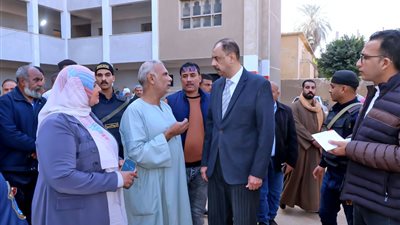 محافظ سوهاج يتفقد عددا من اللجان الانتخابية