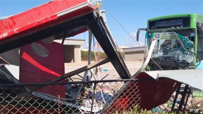 دون إصابات.. أتوبيس جرين باص يصطدم بكشك في حدائق أكتوبر| صور