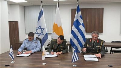 إعلام عبري: توقيع خطة عمل ثلاثية للتعاون العسكري بين إسرائيل واليونان وقبرص