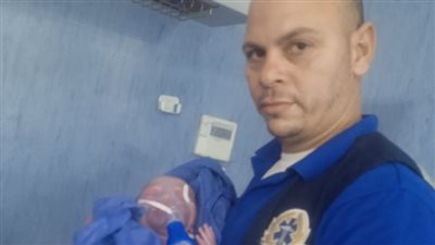 مسعف وسائق ببني سويف يُجريان عملية ولادة ناجحة داخل سيارة إسعاف في طريقها للمستشفى