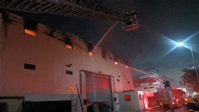 بعد الدفع بـ8 سيارات إطفاء وخزان مياه.. انتهاء أعمال التبريد والسيطرة التامة على حريق مخزن كراتين بيض بالعبور