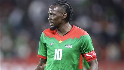 لاعب منتخب بوركينا فاسو يهاجم حكم مواجهة الجزائر: إنه أمر مخزٍ لكرة القدم الإفريقية