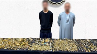 على طريقة لصوص لكن ظرفاء.. القبض على شخصين سرقا محل ذهب من خلال فتحة سقف بالقاهرة