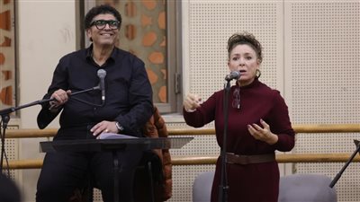 نوستالجيا التسعينات.. لقطات من التجهيز لـ حفل أنوشكا بـ ليلة رأس السنة