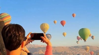 سماء الأقصر تتزين بـ 100 رحلة بالون.. أرقام قياسية وانتعاشة سياحية تزامنًا مع الكريسماس