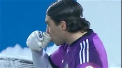 لمواجهة البرد القارس.. حارس مرمى يحتسي الشاي خلال إحدى مباريات الدوري التركي| فيديو